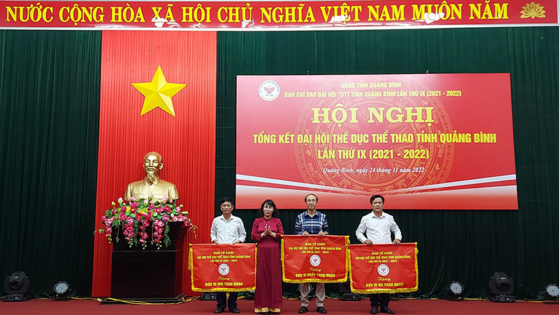 Ban tổ chức tặng cờ cho các đoàn đạt giải nhất, nhì, ba