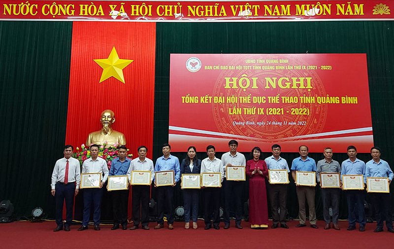   Sở Văn hóa -Thể thao tặng giấy khen cho các tập thể, cá nhân có đóng góp tích cực cho sự thành công của đại hội