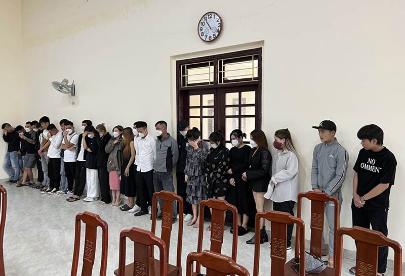 Số nam, nữ thanh niên dương tính với chất ma túy tại Công an TP. Đồng Hới.
