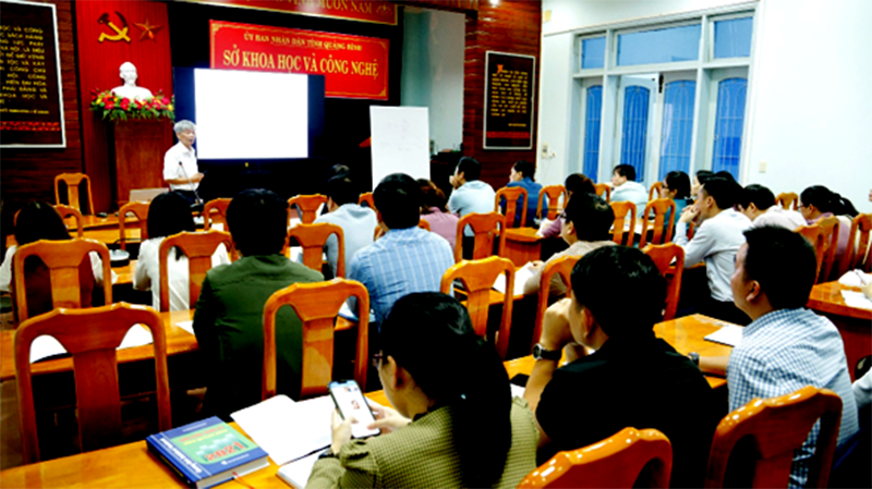 Lớp đào tạo phương pháp tính tốc độ tăng năng suất các nhân tố tổng hợp (TFP) cho cán bộ một số sở, ngành trên địa bàn tỉnh.