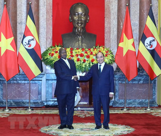Chủ tịch nước Nguyễn Xuân Phúc đón Tổng thống Uganda Yoweri Kaguta Museve. (Ảnh: Thống Nhất/TTXVN)