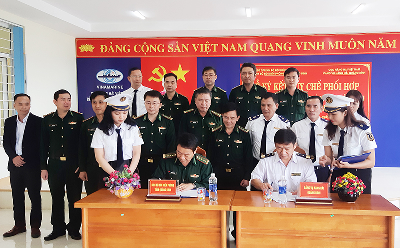 Đại tá Trịnh Thanh Bình, Chỉ huy trưởng BĐBP Quảng Bình và ông Trương Minh Tuấn, Giám đốc Cảng vụ Hàng hải Quảng Bình ký kết Quy chế phối hợp.
