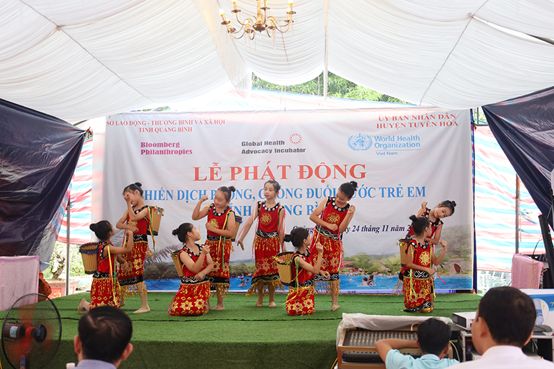 Một tiết mục văn nghệ chào mừng lễ phát động.