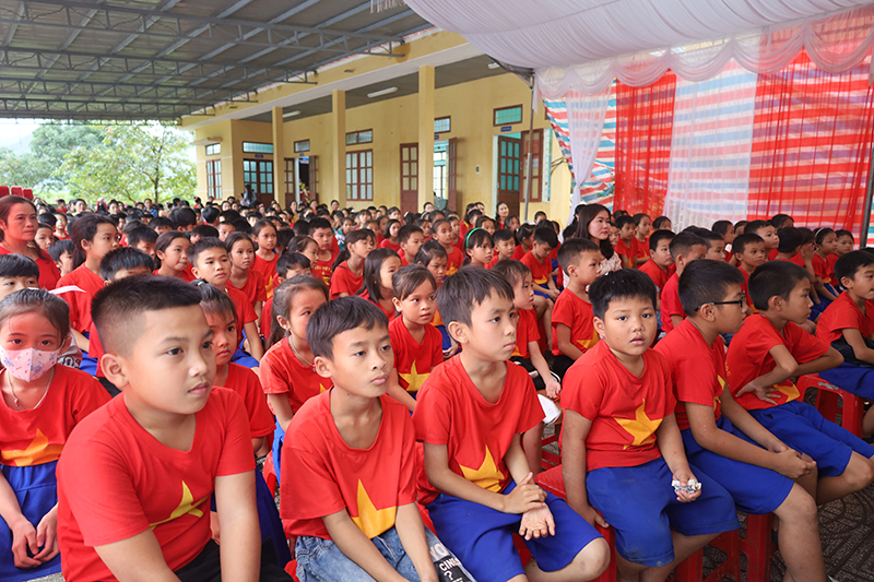 cùng hơn 400 em đại diện cho học sinh trên địa bàn tỉnh.