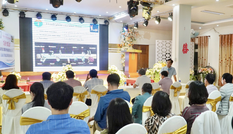 Đội ngũ giáo viên thị xã Ba Đồn được các giảng viên đến từ Trung tâm Kiểm soát bệnh tật trao đổi những kiến thức về phòng, chống THTL và việc xây dựng trường học hoàn toàn không khói thuốc. 