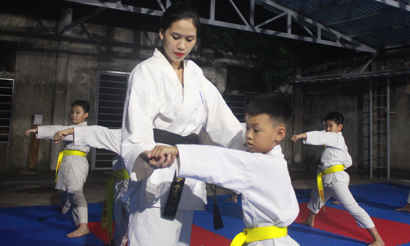 Cô giáo Nguyễn Thị Thương đang dạy võ tại võ đường Thịnh Vượng.