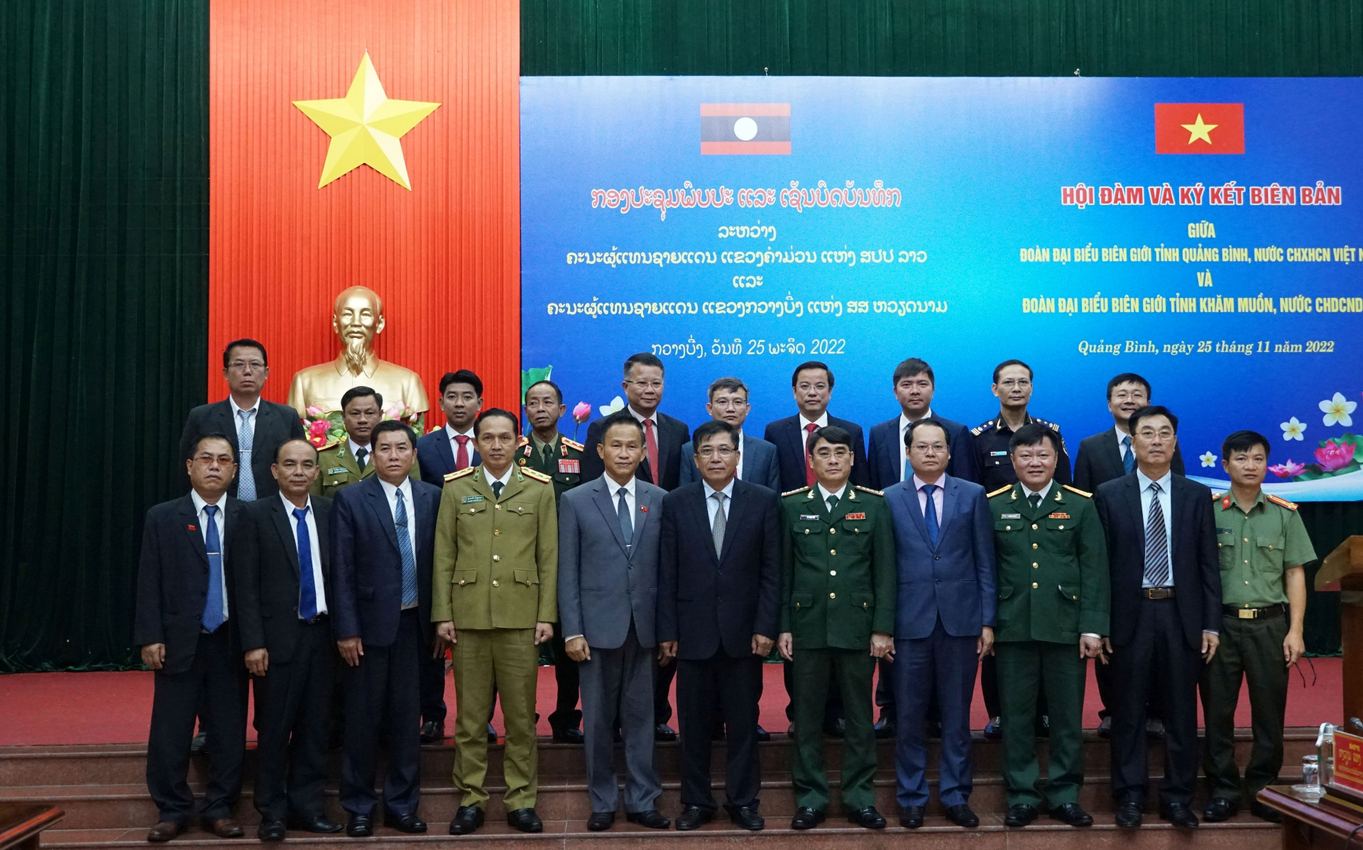 Hai đoàn đại biểu chụp ảnh lưu niệm.