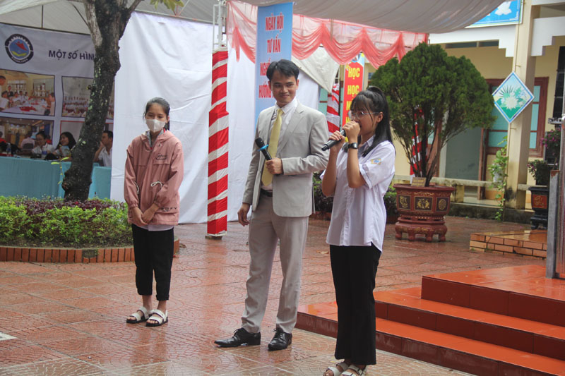 Các em học sinh được tư vấn trực tiếp về nội dung hướng nghiệp, tự khám phá năng lực, sở trường của bản thân.