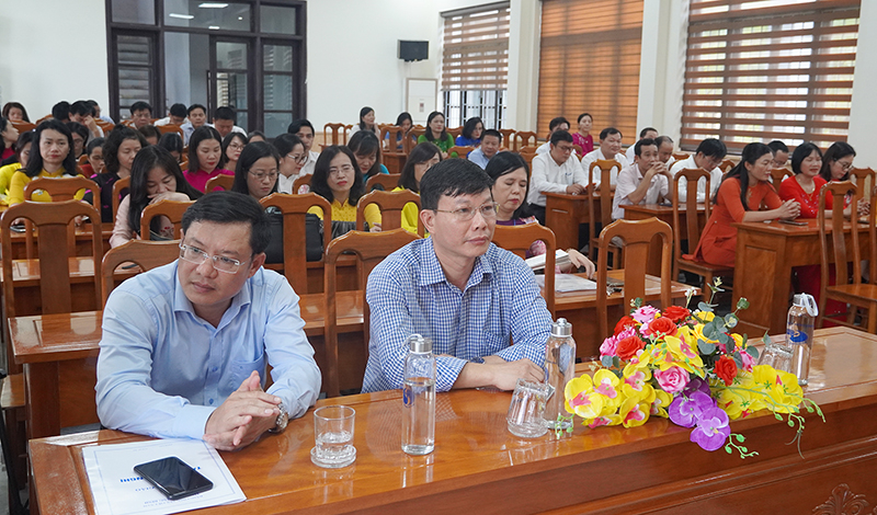  Các đại biểu tham dự tại lễ bế giảng.