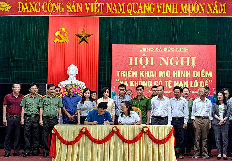 Các tổ chức đoàn thể và các thôn trên địa bàn xã Đức Ninh ký cam kết thực hiện mô hình “Xã không có tệ nạn lô đề”.