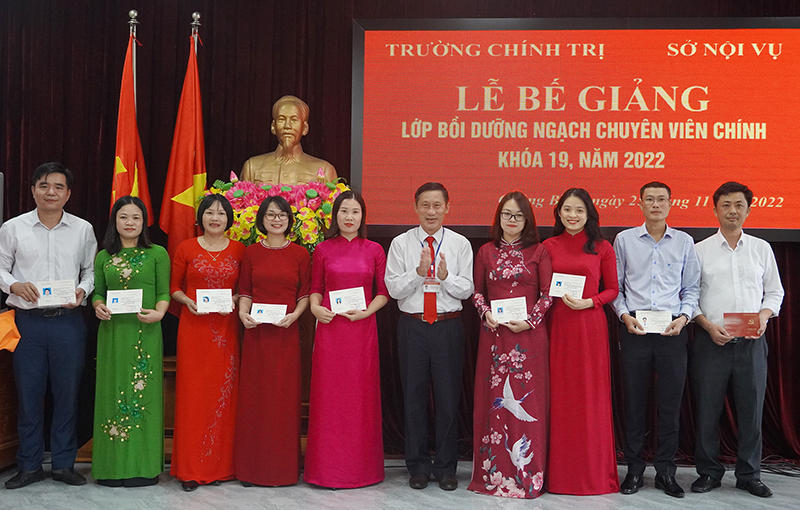 Đại diện lãnh đạo Trường Chính trị tỉnh trao chứng chỉ cho các học viên.