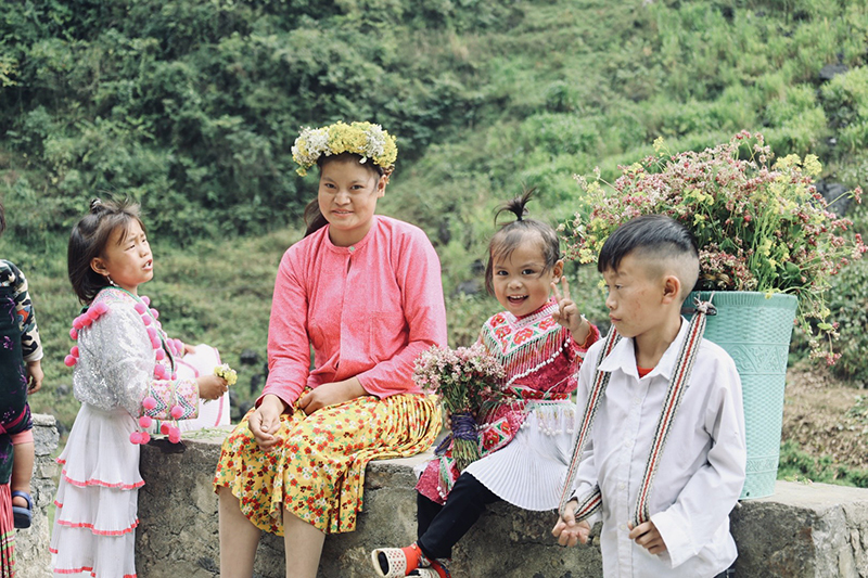 Những em bé gùi hoa trên dốc Thẩm Mã.