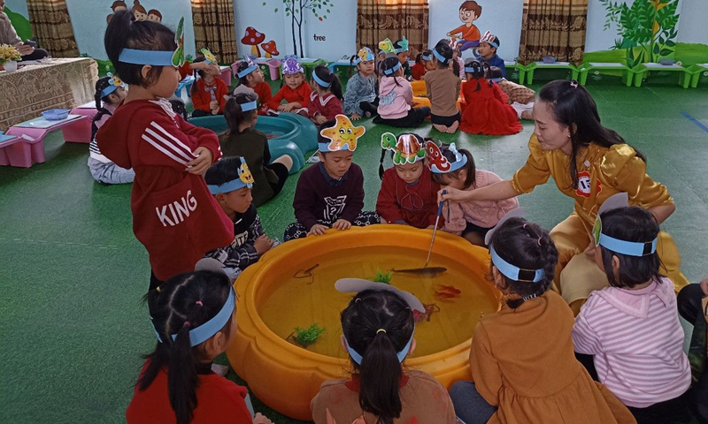 Việc cho trẻ trải nghiệm nhiều sân chơi bổ ích giúp phát triển năng khiếu và các kỹ năng cần thiết.