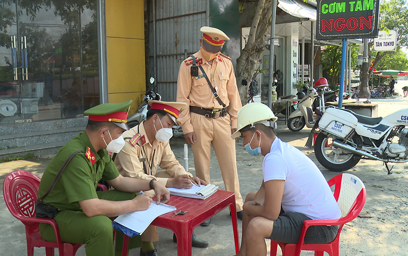 Lực lượng chức năng TX. Ba Đồn tăng cường tuần tra, kiểm soát bảo đảm TTATGT trên địa bàn.