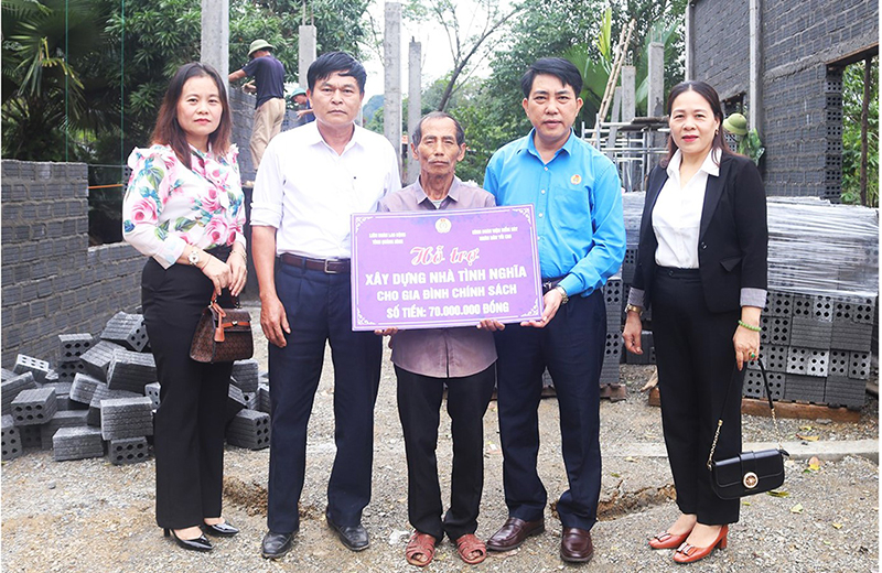 Đại diện lãnh đạo LĐLĐ tỉnh trao số tiền hỗ trợ cho ông Đoàn Lương Minh.