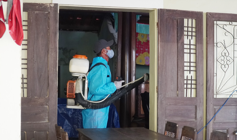Người dân cần tích cực phối hợp với ngành Y tế trong các đợt phun hóa chất phòng, chống dịch SXH.