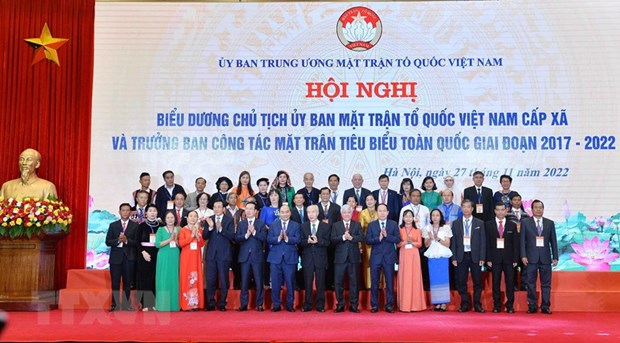 Chủ tịch nước Nguyễn Xuân Phúc, Thường trực Ban Bí thư Võ Văn Thưởng chụp ảnh chung cùng các điển hình tiêu biểu. (Ảnh: Minh Đức/TTXVN)