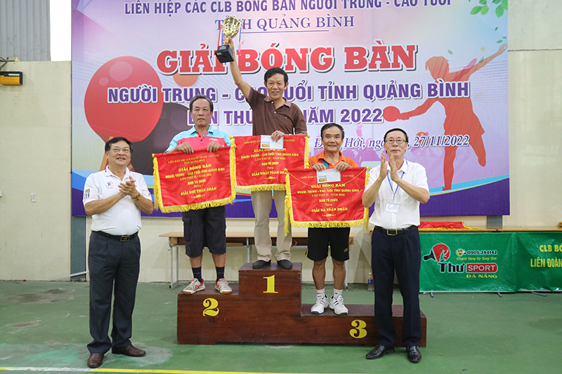 Ban tổ chức trao giải nhất, nhì và ba cho các đội đạt giải toàn đoàn