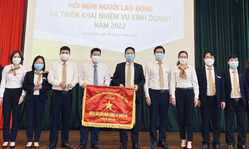 Vietcombank Quảng Bình đón Cờ đơn vị tiêu biểu hoàn thành tốt nhiệm vụ của Vietcombank Việt Nam trao tặng.