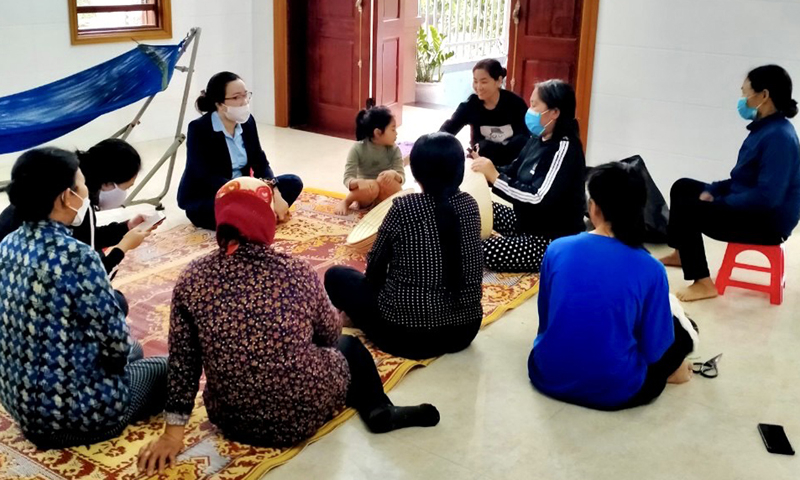 Các đại lý thu ở Quảng Thuận đến tận nhà tuyên truyền, vận động người dân tham gia BHXH tự nguyện.