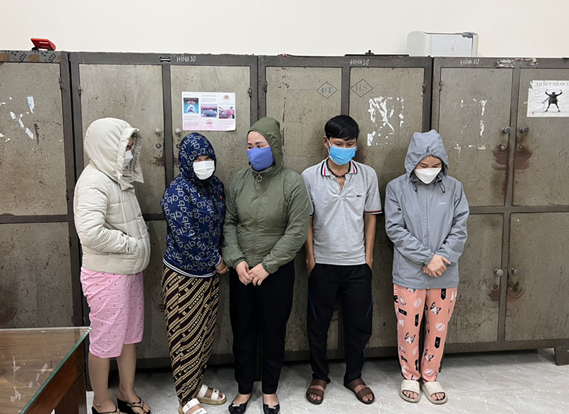 Các đối tượng được xác định với vai trò là nhà cái đang được Công an TP. Đồng Hới tiếp tục đấu tranh, làm rõ để xử lý nghiêm. 