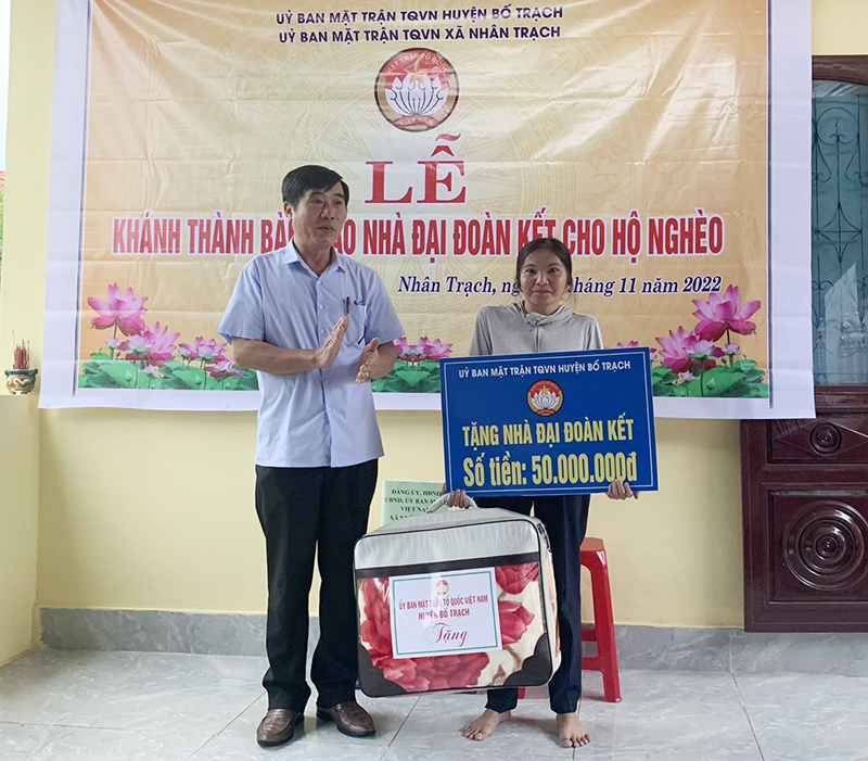 Đại diện lãnh đạo Ủy ban MTTQVN huyện Bố Trạch trao tiền hỗ trợ xây nhà “Đại đoàn kết 
