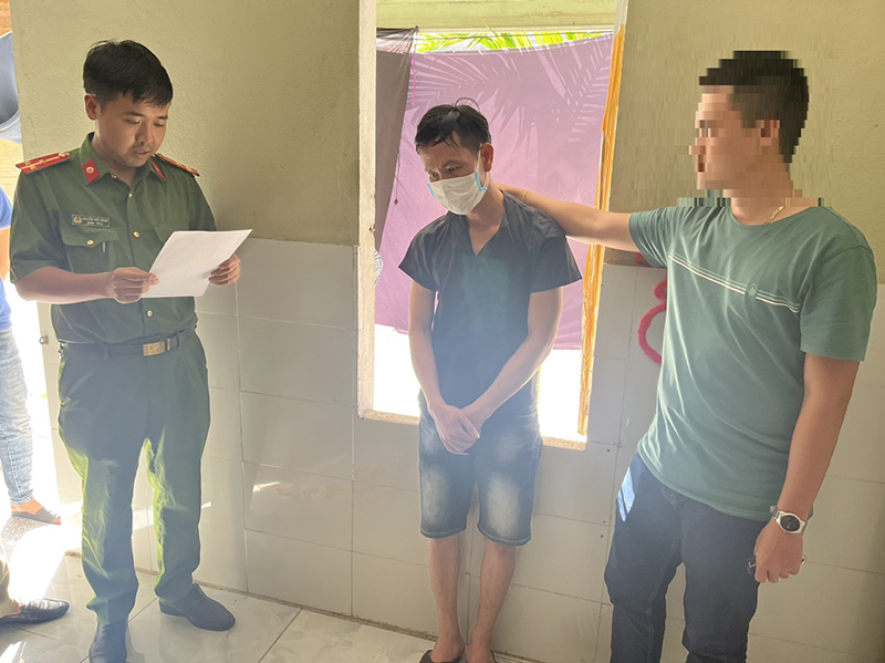 Cơ quan điều tra Công an TP. Đồng Hới tống đạt quyết định khởi tố vụ án, khởi tố bị can đối với Hồ Ngọc Hoàng.