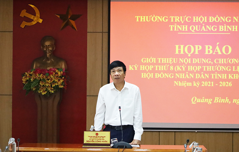 Đồng chí Phó Chủ tịch Thường trực HĐND tỉnh Nguyễn Công Huấn chủ trì buổi họp báo.