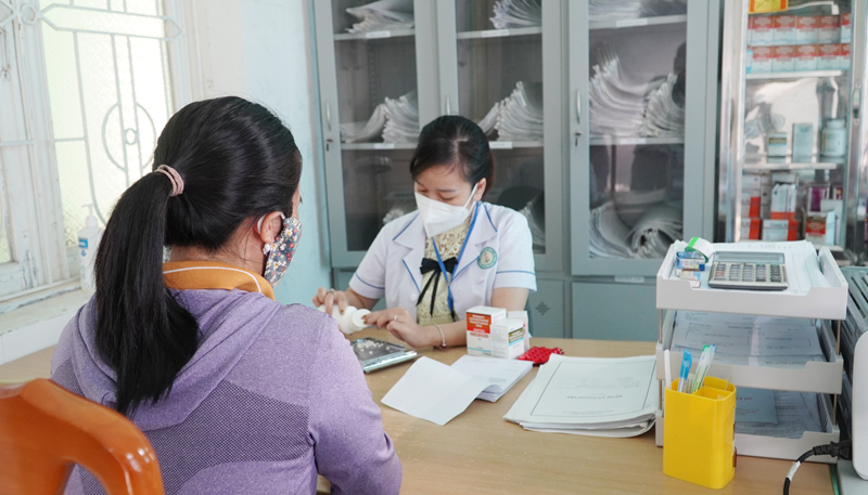 Cán bộ CDC Quảng Bình tư vấn và cấp phát thuốc ARV cho bệnh nhân HIV/AIDS. 