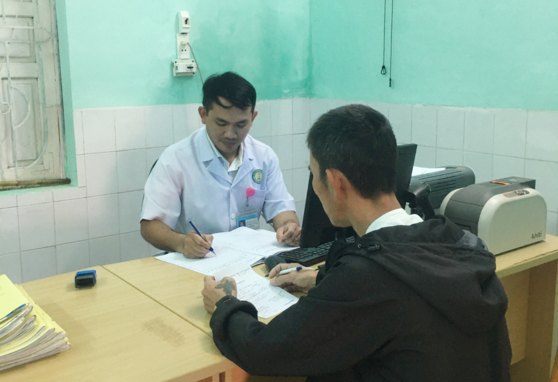 Cán bộ y tế đang tư vấn, khám cho bệnh nhân HIV/AIDS.