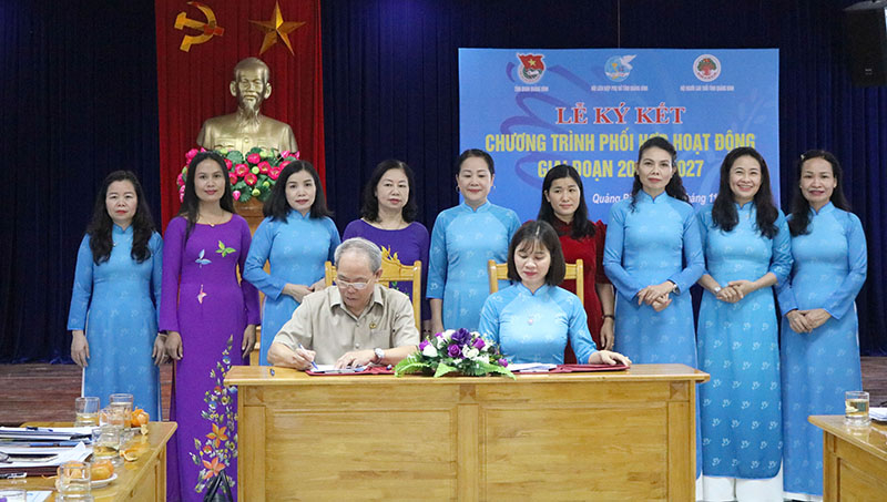 Đại diện Hội LHPN tỉnh và Hội Người cao tuổi ký kết chương trình phối hợp giai đoạn 2022-2027