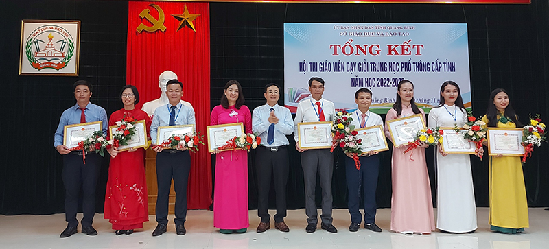 Ban tổ chức trao thưởng cho các GV đạt giải nhất