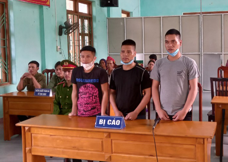 Các bị cáo trong phiên toà xét xử lưu động.