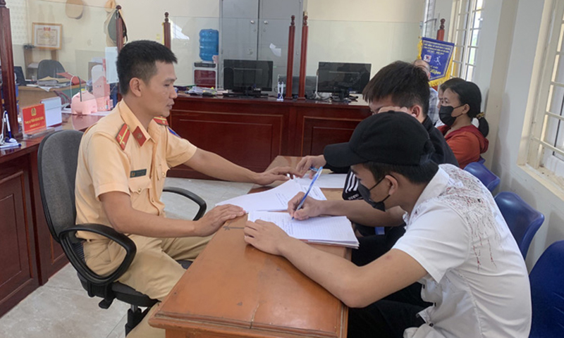 Lực lượng CSGT-TT Công an TP. Đồng Hới xử lý các trường hợp học sinh vi phạm Luật Giao thông đường bộ.