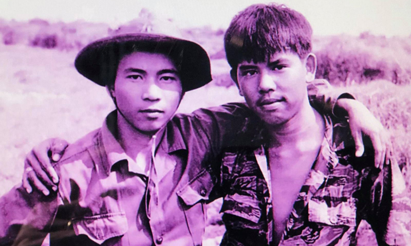 Hai người lính: Chiến sĩ Quân Giải phóng Nguyễn Huy Tạo và anh lính Sài Gòn Bùi Trọng Nghĩa, tại chốt Long Quang, xã Triệu Trạch, huyện Triệu Phong, tỉnh Quảng Trị, Mùa xuân  1973. Ảnh: Chu Chí Thành