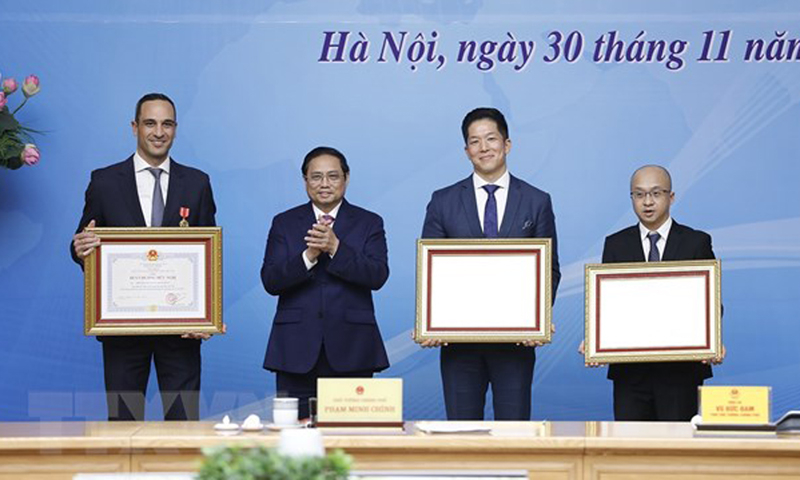  Thủ tướng Phạm Minh Chính trao Huy chương Hữu nghị của Chủ tịch nước cho ông John Paul Pullicino Said Anthony, nguyên Tổng giám đốc Công ty TNHH Pfizer Việt Nam và Bằng khen của Thủ tướng cho cá nhân ông Darrell Oh, Tổng giám đốc Công ty TNHH Pfizer Việt Nam và tập thể Công ty TNHH AstraZeneca Việt Nam. (Ảnh: Dương Giang/TTXVN)