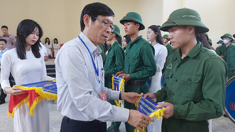 Ban tổ chức tặng cờ lưu niệm cho các đơn vị tham gia hội thao.