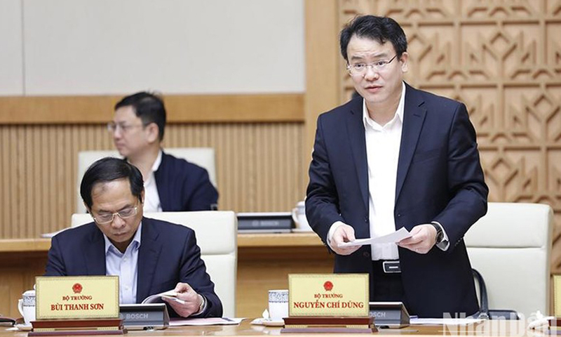 Thứ trưởng Bộ Kế hoạch và Đầu tư Trần Quốc Phương báo cáo tóm tắt tình hình kinh tế-xã hội tháng 11 và 11 tháng năm 2022 tại phiên họp.