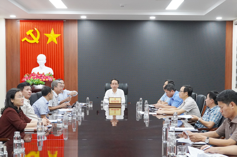 Đồng chí Phó Chủ tịch UBND tỉnh Phan Mạnh Hùng dự hội nghị tại điểm cầu tỉnh Quảng Bình.