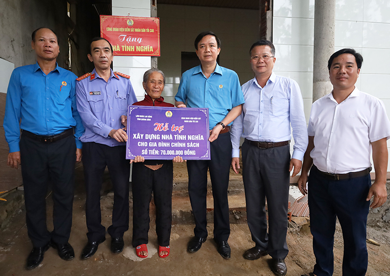 -Lãnh đạo LĐLĐ tỉnh và các đại biểu trao số tiền hỗ trợ xây dựng nhà tình nghĩa cho bà Nguyễn Thị Chiện.