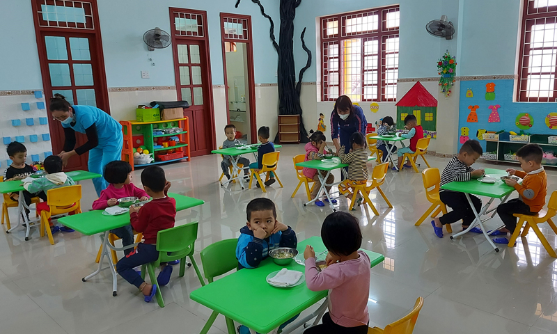 Chăm lo bữa ăn, giấc ngủ cho trẻ là nhiệm vụ được các trường mầm non chú trọng.