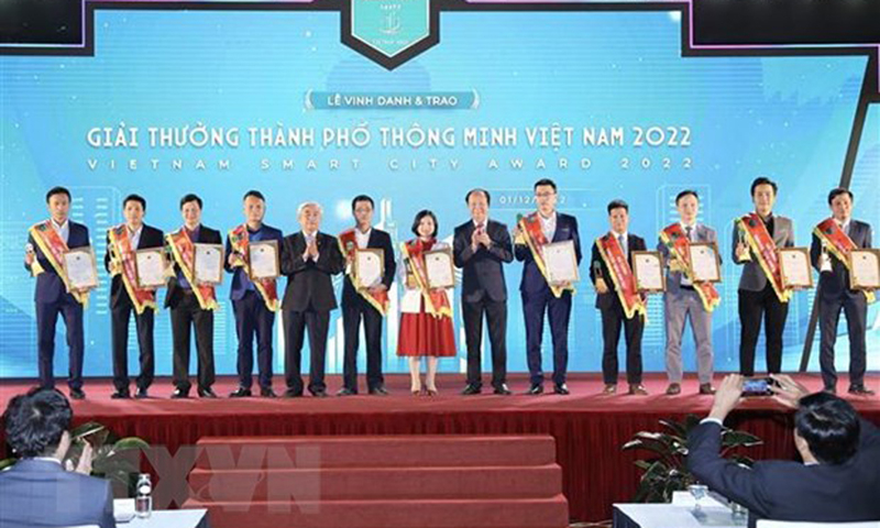 Ban tổ chức trao giải cho các phần mềm, giải pháp thuộc các lĩnh vực: giải pháp du lịch thông minh, giải pháp thanh toán thông minh. (Ảnh: Minh Quyết/TTXVN)