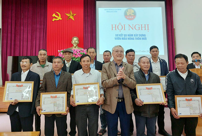 Lãnh đạo Hội Làm vườn tỉnh trao giấy khen cho các cá nhân đạt thành tích xuất sắc trong xây dựng mô hình vườn mẫu NTM