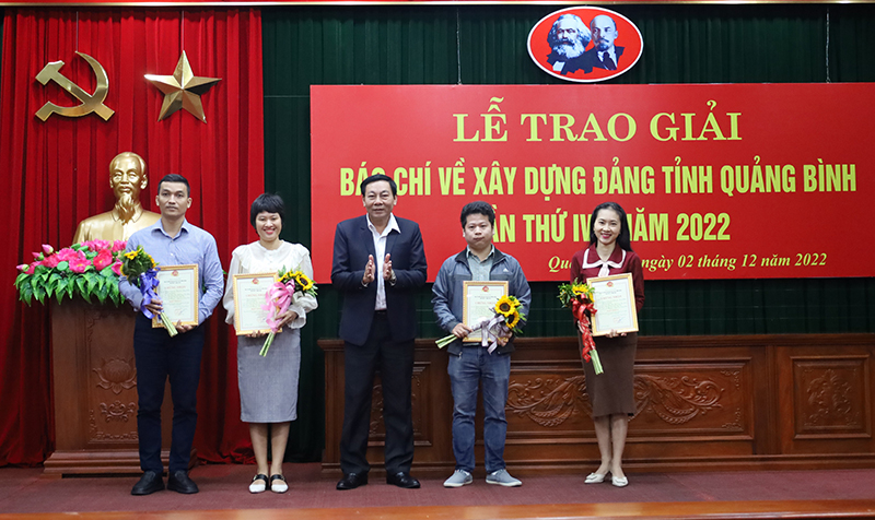 Đại diện lãnh đạo Ban Tổ chức Tỉnh ủy trao giải C cho các tác giả, nhóm tác giả.