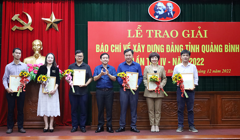  Đại diện lãnh đạo Sở Thông tin-Truyền thông trao giải khuyến khích cho các tác giả, nhóm tác giả.