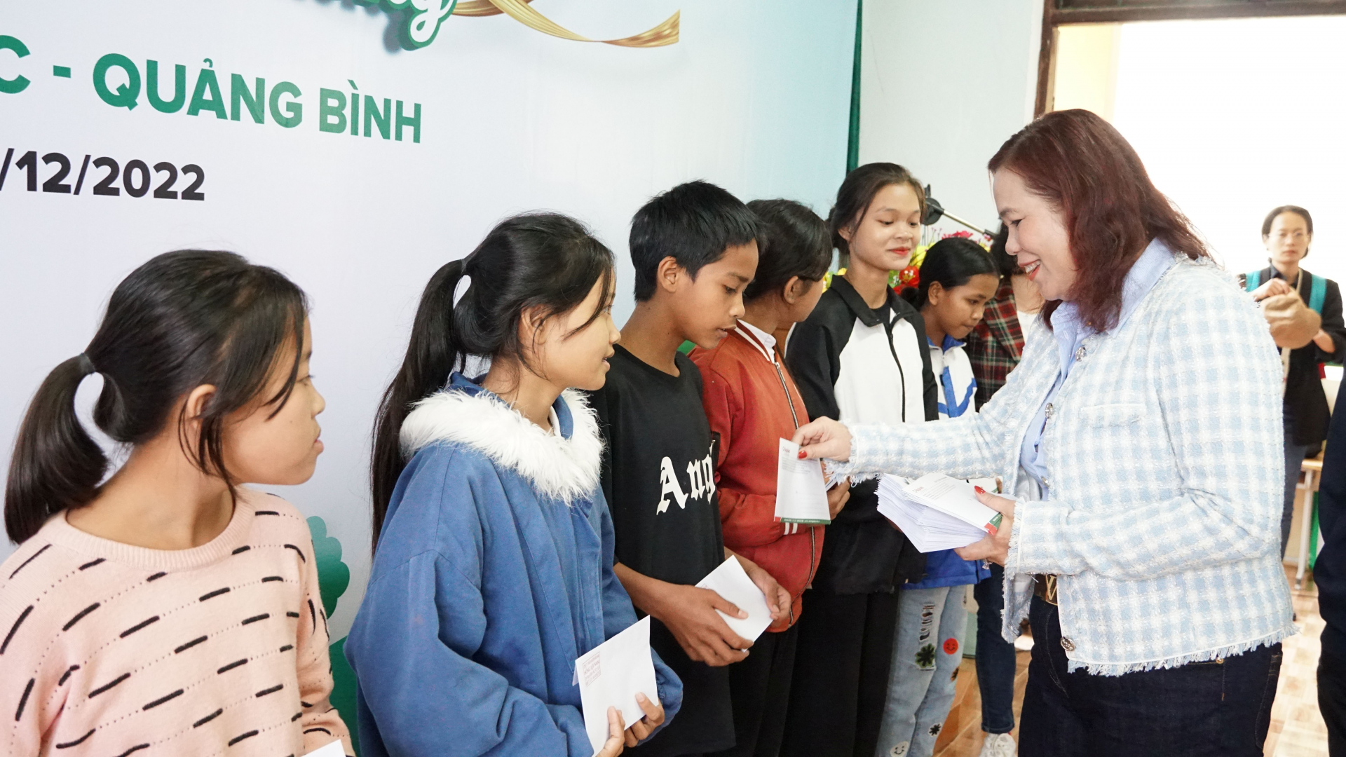 Tập đoàn Nagakawa và các đại lý trao quà cho các em học sinh người Rục.