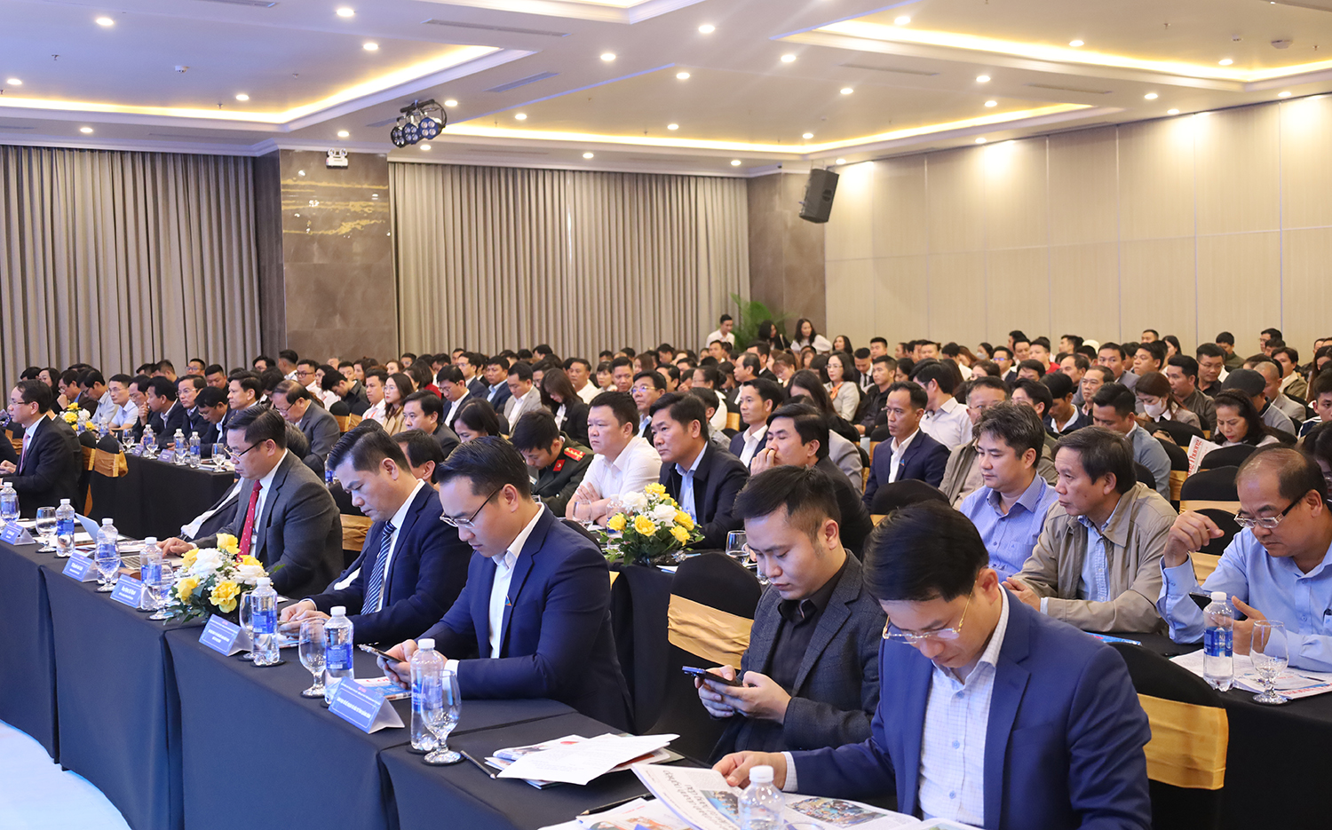 Tham dự hội thảo có 400 đại biểu là các nhà đầu tư, doanh nghiệp kinh doanh du lịch, hiệp hội du lịch trên cả nước. 
