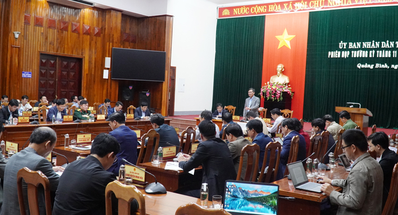Toàn cảnh phiên họp thường kỳ UBND tỉnh.