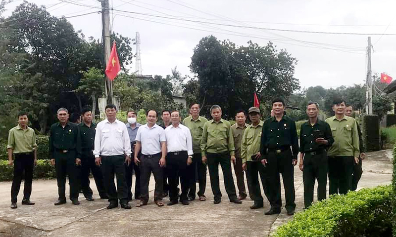 Các cấp hội CCB huyện Lệ Thủy tham quan mô hình “Dân vận khéo” trong xây dựng mô hình đường mẫu ở xã Mai Thủy.