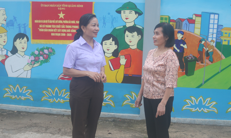 Bà Nguyễn Thị Lý (bên trái) thường xuyên gặp gỡ, nói chuyện để lắng nghe những tâm tư, nguyện vọng của người dân.